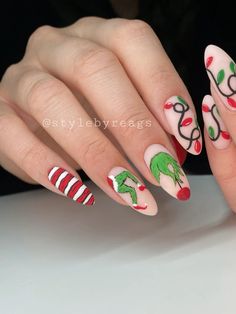 Grinch Nails | Holiday Grinch Nails | Christmas Grinch Nails | Christmas Nails Coco Nails, Nail Art Noel, Dot Nail Designs, Organic Nails, Winter Nail Designs, Stick On Nails