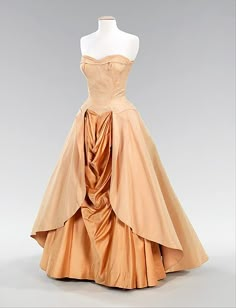 1948 Charles James Silk Ball gown. This man was TRUELY (Probably spelt that wrong) a MASTER Marlene Hose, Mcm Style, Fashion 1940s, Charles James, Orange Dresses, Luxurious Dresses, Historic Clothing, Peachy Keen, Ball Gowns Evening