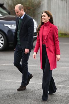 The Prince and Princess of Wales visited Windsor Foodshare, a charity that provides food to the locals in the Windsor area. The Princess of Wales wore her Hobbs London Tilda coat with Hobbs London Lara jumper, Jigsaw trousers, Anderson belt, Orelia London hoops and Emmy London pumps. Mum Outfits, Dutchess Kate, Kate Middleton Queen, William And Catherine, Catherine Princess Of Wales, Prince And Princess Of Wales, Royalty Fashion, Queen Kate