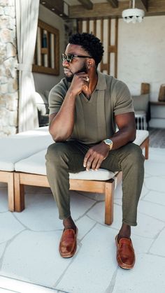 Discover timeless and sophisticated Office Old Money Fashion For Men. Get inspired by 20+ influencer-approved looks to elevate your style in 2024. Black Men Casual Style, Office Old Money, Outfits For The Office, Stylish Casual Outfits, Office Upgrade, Old Money Fashion, Black Outfit Men, Mens Smart Casual Outfits, Money Fashion