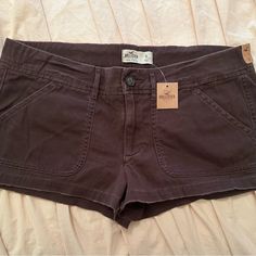 Upgrade Your Summer Wardrobe With These Stylish Hollister California Socal Stretch Brown Shorts. Made Of 98% Cotton And 2% Elastane, These Shorts Are Comfortable And Stretchy, Perfect For Any Activity. The Brown Color Is Versatile And Goes Well With Any Top, Making It A Great Addition To Your Wardrobe. With A Juniors Size Type And Size 9, These Shorts Are Perfect For Women Who Want To Look Fashionable And Feel Comfortable. The Shorts Also Feature Stretch Material, Making It Easy To Move Around I Cute Brown Shorts, Holister Shorts, Brown Denim Shorts, Brown Clothes, Hollister Style, Baggy Clothing, Mha Dr, Diy Outfits, Xmas List