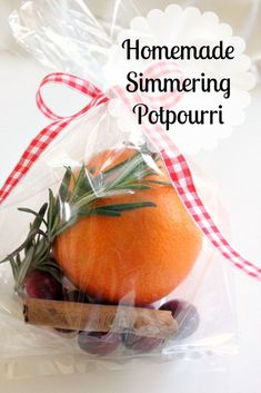 Holiday parties are in full swing! It is so nice to take a small gift to the hostess! This can be assembled so quickly with items from the grocery store! And I've included a free printable to finish it off perfectly! #DIYGift This homemade simmering potpourri fills your home with the beautiful smells of the season! Supplies: orange, cinnamon stick, whole cloves, rosemary, cranberries, ribbon, clear cellophane bag, printable with instructions (available on my blog) Fill the bag wi… Homemade Simmering Potpourri, Stove Top Potpourri, Simmering Potpourri, Potpourri Recipes, Deco Mesh Christmas Wreaths, Homemade Christmas Gifts, So Nice, Homemade Christmas, Christmas Deco