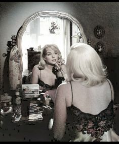 September 1960 - Marilyn dressing scene for  “ The Misfits “ #marilyn #themisfits #icon The Misfits 1961, Marilyn Aesthetic, Dark Hollywood, Moon Daughter, Old Hollywood Aesthetic, Hollywood Aesthetic, Autumn Instagram, Biker Aesthetic