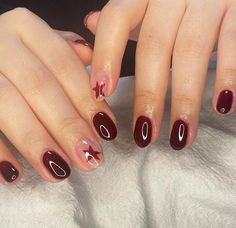 Gel Nails Star Design, Nail Art Stars Simple, Red Gel Nails Designs Short, Nail Art Regular Polish, Short Nail Star Designs, Red Nail Ideas Short, Burgundy Star Nails, How To Paint Stars On Nails, Rounded Nail Ideas