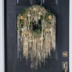 Holiday 2024 Trends, Great Gatsby Christmas, Tinsel Wreath, Art Deco Christmas, Christmas Front Door Wreath, Tinsel Christmas, Christmas Front Door, Deco Wreaths, Christmas Front Doors