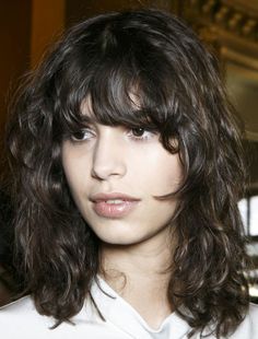 35 brand new ideas for thick hair | Never Underdressed Jedi Tunic, Meg Ryan Hairstyles, Thick Eyeliner, Dress Paris, Curly Bangs, Shirtwaist Dress, Watching Movies