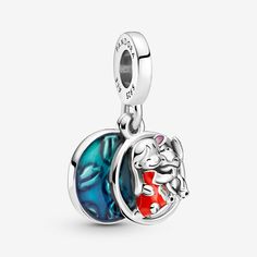 Gift your best friend the Disney Lilo & Stitch Family Dangle Charm. Hand-finished in sterling silver, the openwork front dangle includes Disney's Lilo and Stitch hugging. Lilo’s dress is decorated with hand-applied red enamel and raised sterling silver leaf details. Stitch’s ear features hand-applied purple enamel. The back disc is covered in hand-applied shaded transparent blue enamel with raised leaf details. The engraving “Family means no one gets left behind” features on the reverse. Surpris Lilo I Stitch, Charms Disney, Lilo En Stitch, Stitch Family, Pandora Charms Disney, Lilo Und Stitch, Lilo Y Stitch, Charms Pandora, Disney Charms