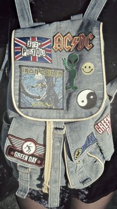 'throwback' backpack more like a 'im sobbing this bag is so gorgeously rock' backpack Look Grunge, Diy Vetement, I'm With The Band, Grunge Goth, Band Merch, Soft Grunge, Green Day, Mode Vintage