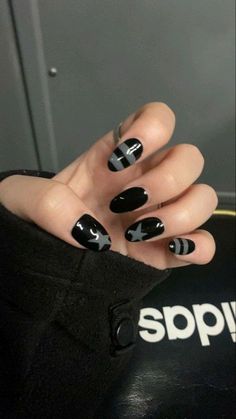 Nails Gray And Black, Grunge Nails Inspo Aesthetic, Aesthetic Emo Nails, Emo Heart Nails, Short Emo Acrylic Nails, Black Emo Nails Short, Dark Nail Designs Gothic Short, Black Nail Designs With Hearts, Black And Gray Nails Ideas