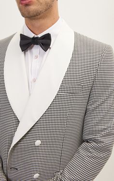 DETAILS Elevate your formalwear game with the Ron Tomson Classic Double Breasted Dinner Jacket, now featuring a sophisticated houndstooth pattern, off-white lapels, and a luxurious off-white satin-covered 6x2 button setup. This jacket is a harmonious blend of classic aesthetics and contemporary flair, ensuring you make a lasting impression at any upscale event.The distinguished houndstooth pattern adds a touch of timeless elegance to this already iconic piece. Meticulously woven into the fabric, Look Beige, Men Streetstyle, Double Breasted Tuxedo, Turkey Style, Dinner Jacket, Ootd Men, Houndstooth Pattern, Style Streetwear, Los Angeles California