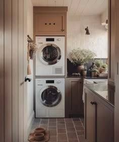 Unlock your laundry room's full potential with these game-changing stacked organization and storage ideas! Learn how to maximize your small space, improve your laundry workflow, and achieve unbeatable efficiency. Cottage Laundry Room, Boot Rooms, Stacked Laundry Room, Laundry Nook, Pantry Laundry Room, Pantry Laundry, Laundry Room Renovation, Laundry Closet