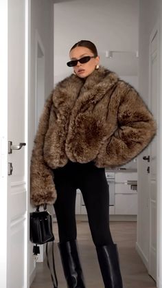 Brown Fur Coat, Tights Outfits, Fleece Tights, Ootd Ideas, Brown Fur, Skin Color, Style Board, Milan, Fur Coat