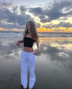 Caravan Outfits, Silky Camisole With Blazer, Badic White Girl Style, Campus Outfit Ideas Summer, Summer Outfits England, Australia Clothing, Outfit Ideas Australia, Summer It Girl Outfits, Outfit Inspo Beach