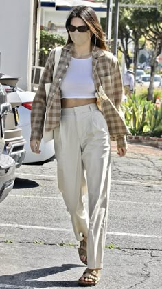 Kendall Fashion Style, Casual Wear Outfits Street Style, Kendall Outfits, Kendall Jenner Outfits Street Styles, Kendall Jenner Outfits Casual, Estilo Kardashian, Kendall Jenner Street Style, Celebrity Casual Outfits