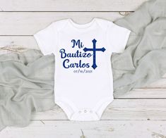 Personalized Baptism Bodysuit or Shirt in Spanish. Soft and cozy to keep baby comfortable! ➼ BRAND -Bodysuits are printed with HTV on Gerber organic. These tend to run a bit small so we recommend sizing up. SIZES 0-3 Months :6-12 Ibs. 3-6 Months :12-16 Ibs. 6-9 Months :16-20 Ibs. 12 Months :20-24 Ibs. 18 Months :24-28 Ibs. ➼T-SHIRT BRAND -Baby Tees brand is Creations of Grace 100% Cotton starting at 6 Months -Baby TEE SIZES 6-12 Months 12-18 Months 18-24 Months ➼T-SHIRT BRAND Toddler -Gildan 100 Baby Baptism Outfit, Gerber Organic, Baptism Outfit, Baby Baptism, Baby Tees, 6 Month Baby, Baby Christening, In Spanish, Gender Neutral Baby