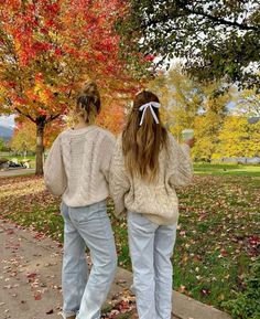 Fall Pictures To Take With Friends, Asthetic Picture Fall, Fall Pose Ideas, Cute Cozy Fall Outfits, Sweater Autumn Outfit, Fall Pictures Aesthetic, Outfit Ideas Fall, Look Adidas