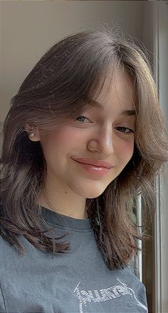 Shag Hair Shoulder Length, Longer Curtain Bangs Short Hair, Lesbian Haircut Medium Straight Hair, Wold Cute Hair Medium, 2 Layer Haircut Medium, Medium Length Hair Styles For Prom, Wind Cut Hair, Low Matienence Haircut, Mid Length Haircut For Fine Hair Straight