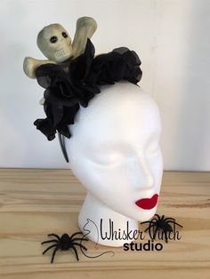 This one-of-a-kind Halloween headband will be sure to add a spooky touch to any party ensemble! ❤️ Make a statement at your Halloween gatherings!  Add a fun, skull and crossbones fascinator with gorgeous black roses to your outfit.  This headpiece is a great way to stand out from the crowd, turn heads and get tons of compliments!   This design looks fantastic from the front and back.  It is lightweight and comfortable to wear.  Every headband is 100% hand-made and like a snowflake, no two are al Skull Headpiece, Halloween Fascinator, Mrs Claus Outfit, Halloween Headpiece, Halloween Crown, Halloween Unique, Halloween Hat, Rose Headband, Halloween Headband