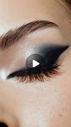 Eye Makeup For Creased Eyes, Hooded Eye Eyeliner Looks, Black Eyeliner For Hooded Eyes, Dark Eye Shadowing Tutorial, How To Wear Black Eyeshadow, Smokey Eye Makeup Tutorial Hooded Eyes, Witch Eye Makeup Easy, Cat Eye Smokey Eye, Hooded Eyes Cat Eye