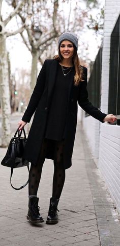 Stil Rock, Vinter Mode Outfits, Dr Martens Outfit, Black Jewellery, Doc Martens Outfit, Zara Boots, Long Black Coat, Mode Casual