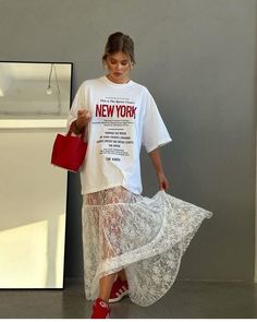 Sheer White Skirt Outfit, Long White Lace Skirt Outfit, Red Lace Skirt Outfit, Long Lace Skirt Outfit, Dinner Guest Outfit, Long White Skirt Outfit Summer, Lace Maxi Skirt Outfit, Lace Skirt Outfit Ideas, New York Fashion Summer