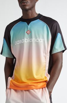 a man standing in front of a white background wearing a shirt with the word asasiabianca on it