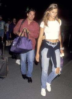 Everyone Is Wearing the Airport Uniform That Has Been Cool Since Celebs Wore It in the '90s Model Off Duty Style 90s, 90s Street Style, 90s Inspired Outfits, Models Off Duty Style, 90s Model, 90s Supermodels, Y2k Tops, Celebrity Street Style, Models Off Duty