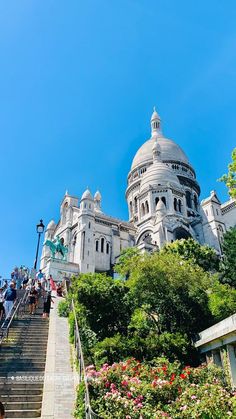 people are walking up and down the stairs to st paul's cathedral