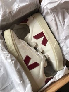 Veja Aesthetic, Zapatillas Veja, Looks Pinterest, Sneaker Lovers, Classy Shoes, Fresh Shoes, Hype Shoes, Shoe Inspo, Dream Shoes