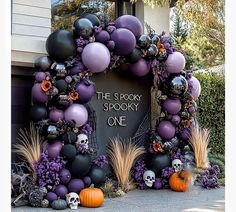 a halloween decoration with balloons and skulls on the front yard for a spooky one