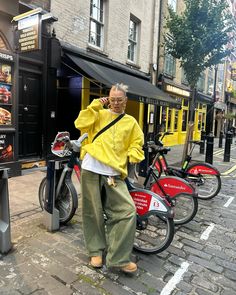 All posts • Instagram Oversized Clothes Aesthetic, Cute Oversized Outfits, Winter Outfits Streetwear, Paris Fits, Street Style Outfits Casual, Oversized Clothes, Winter Outfits Aesthetic, Japan Outfit, Paris Paris