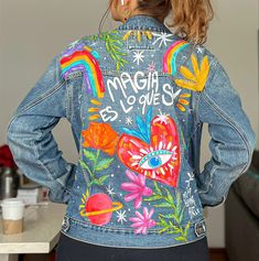 Chamarra de mezclilla pintada a mano Art Jeans Paintings, Painted Jacket Ideas, Embroidery Shoes Diy, Denim Jacket Painted, Jacket Painting, Denim Crafts Diy, Banana Art