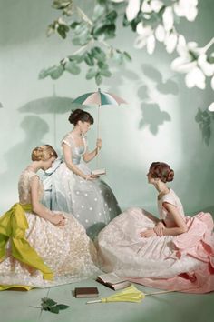 Reading Holding A Book, Charles James, Cecil Beaton, Three Women, Vintage Fashion Photography, My Fair Lady, Vogue Australia, Vestidos Vintage, Moda Vintage