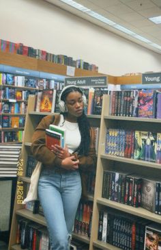 Library. Readers. Books aesthetic. Study aesthetic. Book lover aesthetic. Outfit For Bookstore, Book Girl Aesthetic Black Women, School Librarian Aesthetic, Audible Aesthetic, Booktuber Aesthetic, College Aesthetic Black Women, Bookstore Photoshoot Aesthetic, Aesthetic Girly Pics, Study At Library