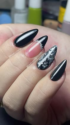 Unhas pretas decoradas Iris Nails, Fantasy Nails, Cute Simple Nails, Pedicure Manicure, Instagram Beauty, Manicure E Pedicure, Nail Decorations, Stiletto Nails, Perfect Nails