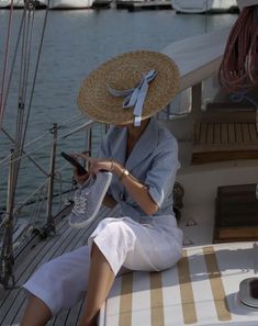 Marine Style Outfit, French Style Outfits, Yacht Outfit, Marine Outfit, Nautical Aesthetic, Nautical Outfits, Summer Items, Boat Fashion, Hat Outfit