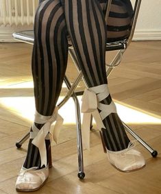 Circus Chic, Funky Tights, Mode Inspo, Dream Shoes, Style Board, Look Cool, Cute Shoes, Passion For Fashion, Fashion Inspo Outfits