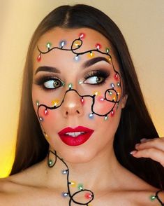 Makeup Looks Christmas Easy, Easy Xmas Makeup, Easy Christmas Makeup Ideas, Simple Christmas Makeup Looks, Red Christmas Makeup, Christmas Makeup Ideas Simple, Christmas Makeup Art, Christmas Eye Makeup Ideas