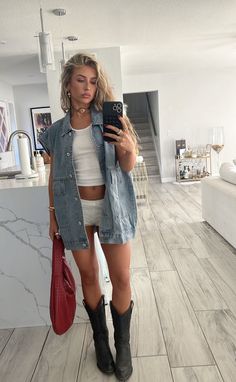 Cowgirl Era, Coachella 2024, Bota Country, Concert Outfit Ideas, Downtown Outfits, Nashville Outfits, Party Fits, Country Concert Outfit