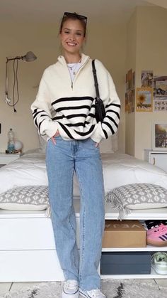 La Winter Outfits Casual, Outfit Inspo Cold Spring, Ivory Converse Outfit, Casual Cold Spring Outfit 2024, Outfit Ideas Cold Spring, Spring Outfits 2024 Cold, Seattle March Outfit, Smart Summer Casual Women, Spring Outfits 2024 School