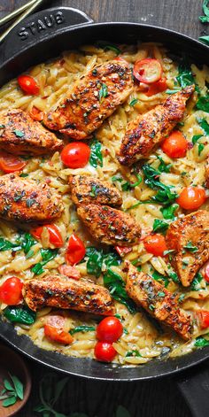 Creamy Chicken Orzo with Spinach, Cherry Tomatoes, and Basil Pesto - in a cast iron skillet. Orzo Chicken Recipes, Creamy Chicken Orzo, Orzo With Spinach, Chicken And Pasta, Mediterranean Diet Recipes Dinners, Casa Cook, Orzo Recipes, Chicken Orzo, Pasta Dinners