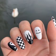 Nails Art Easy, Short Coffin Nails Designs, Black White Nails, Nail Art Tips, Hippie Nails, Easy Nails, Edgy Nails, Grunge Nails