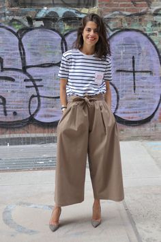 Striped Tee Outfit, Leandra Medine Style, Oversize Pants, Culotte Style, Mode Tips, Leandra Medine, Poppy Delevingne, Paris Mode, Blazer Outfit