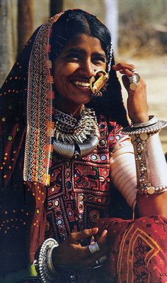 India | Rajasthani woman | via Gaurav Sharma's flickr stream Rajasthani Dress, Jewel Encrusted, Vintage India, India Colors, Indian Woman, Mode Boho, Festive Look, Indian Paintings, World Cultures