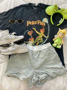 Jean Shorts Disney Outfit, Disney World Spring Outfits, Disney Outfit Themes, Disneyland Trip Outfits, Disney Orlando Florida Outfits, Disneyland Outfits Aesthetic Summer, Aesthetic Disney World Outfits, Vintage Disney Outfit Aesthetic, Disney Outfit Inspo Winter