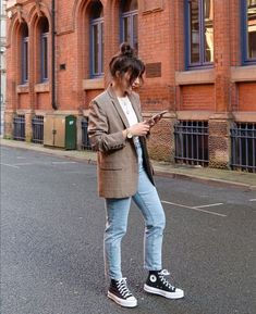 17 maneiras de usar calça jeans no inverno Business Casual Outfit 2023, Nike Sneakers Work Outfit, Converse Autumn Outfit, Wednesday Outfit Work Casual, Chic Converse Outfit, Business Casual Converse, Uk Spring Outfits 2023, Convers Outfit Woman, Business Casual Spring 2023