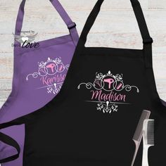 Personalized Hair Stylist Hairdresser Apron🎁AD- The best gift ever!   #makeup #esthetician #MUA #makeupartist #esthetican #nailtech #business #salon #spa #massagetherapist #lashtechnician #yogatherapist #hairstylist #browartisit #skintherapist #waxingtechnician #homebased #salon #spa  #estheticangift  Available on our website ! Esthetician Clothes, Hairdresser Apron, Salon Apron, Hairstylist Apron, Stylists Aprons, Salon Aprons, Barber Apron, Custom Apron, Artist Apron