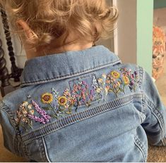 Floral Embroidery Denim Jacket, Hand Embroidery On Jean Jacket, Embroidery Jean Jacket Ideas, Painted Denim Jacket Ideas, Bell Outfits, Denim Jacket Embroidery, Embroidery Jeans Jacket, Embroidery Jeans Diy, Embroidery Video