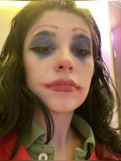 Halloween Not Basic Costumes, Kendall Roy Costume, Female Joker Costume Ideas, Most Creative Halloween Costumes Diy, Diy Female Joker Costume, Long Hair Costumes Halloween, Female Joker Costume Makeup, Costumes With Bangs, Halloween Costumes Blue Hair