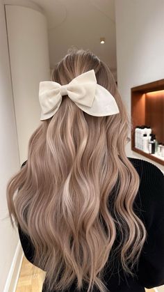 Как выбрать цвет волос для нового сезона? Pearly Blonde Hair, Bride Hair Color, Pastel Blonde Hair, Blond Cacao, Pastel Blonde, Dark Ombre Hair, Beige Blonde Hair, Trendy We Fryzurach, Beige Blond